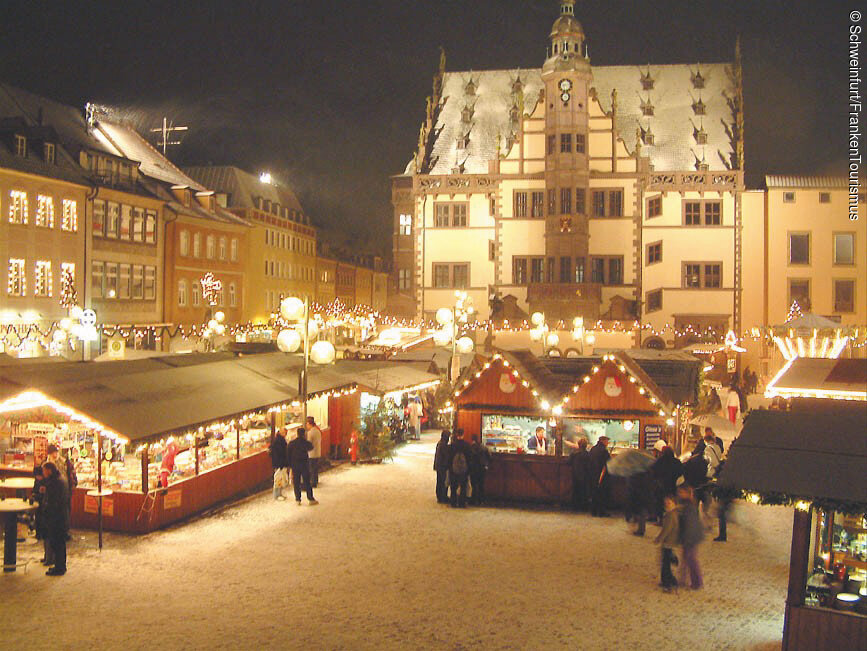 Weihnachtsmarkt mit Rathaus (Schweinfurt, Fränkisches Weinland)