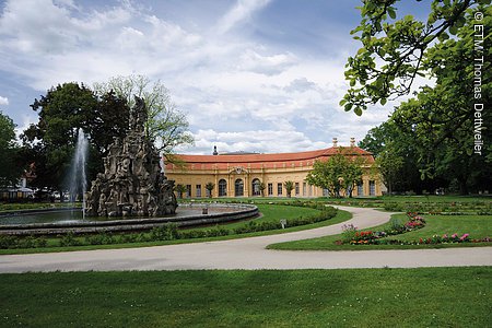 Hugenottenbrunnen im Schlossgarten mit Orangerie, Erlangen