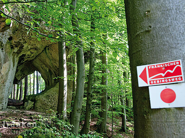 Markierung "Fränkischer Gebirgesweg" bei Betzenstein (Fränkische Schweiz)
