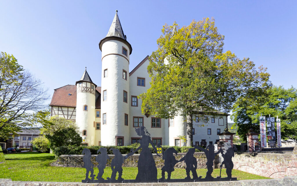 Lohrer Schloss mit Schneewittchensilhouette