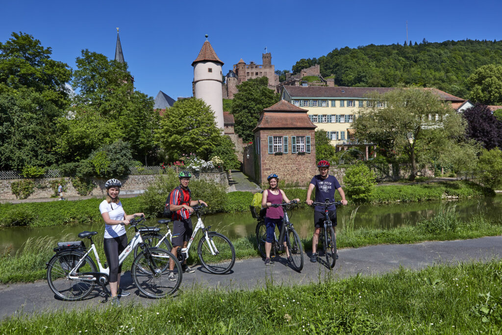 Radfahrer an der Tauber vor dem Kittsteintor