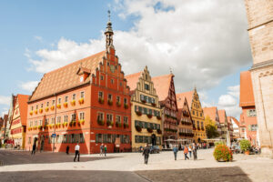 Der Weinmarkt in Dinkelsbühl mit bunten Fachwerkhäusern