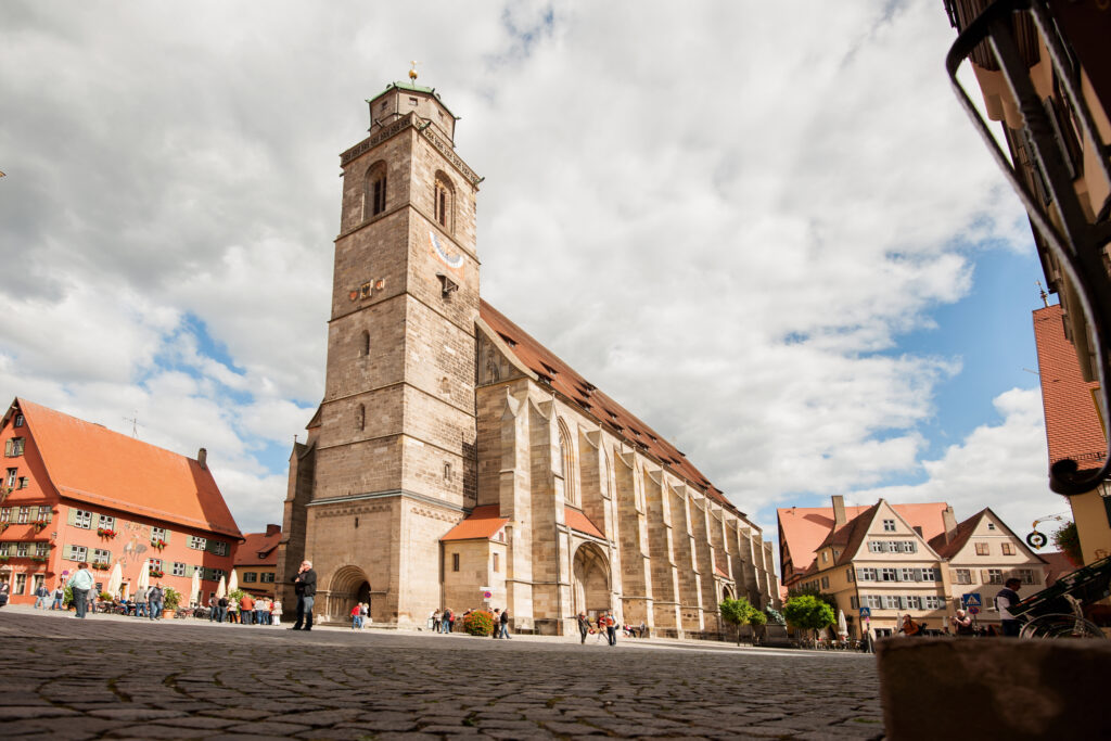 Das Münster St.Georg in Dinkelsbühl mit großem Chor und kleinem Turm