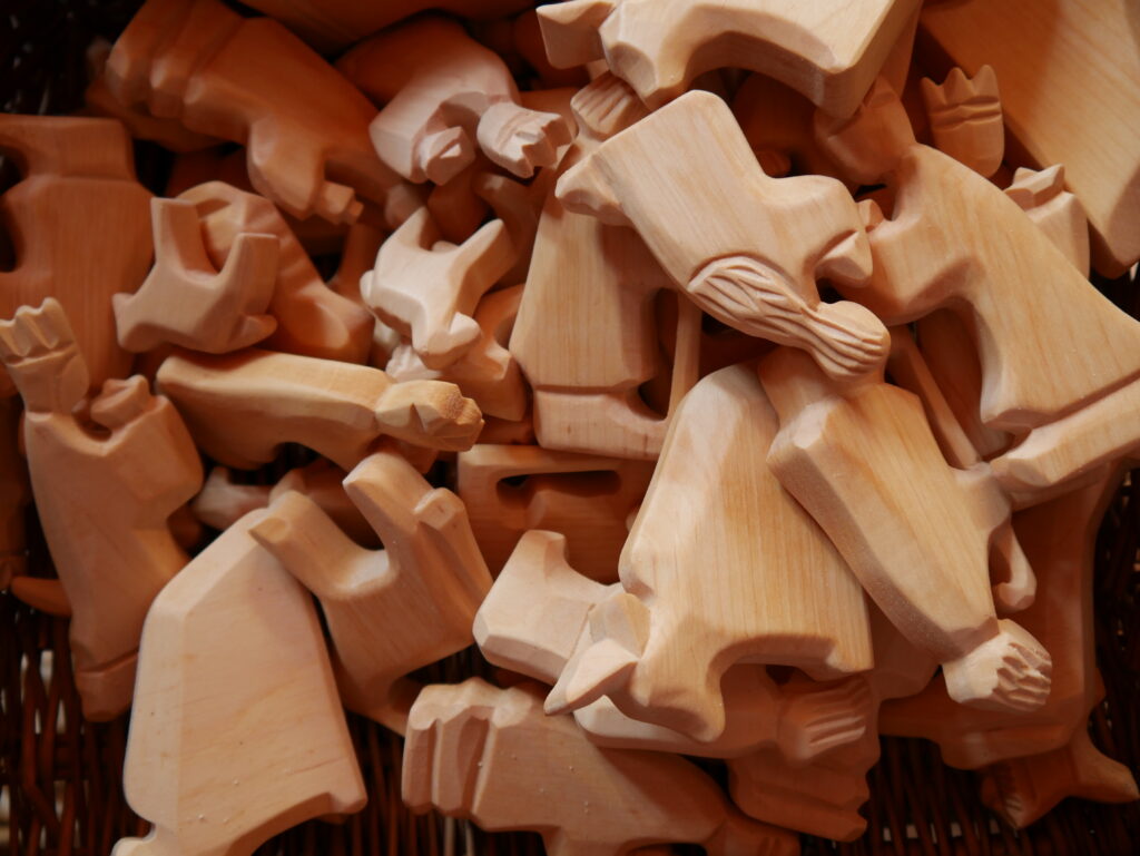Eine Gruppe geschnitzter Holzfiguren
