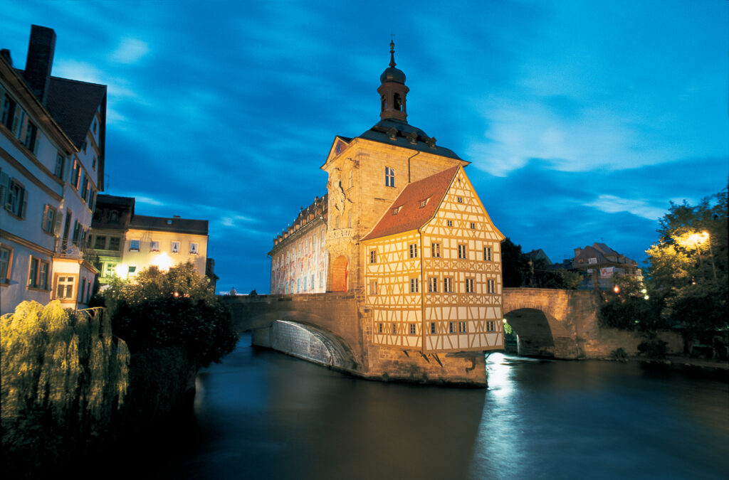 Altes Rathaus Bamberg bei Nacht über der Regnitz