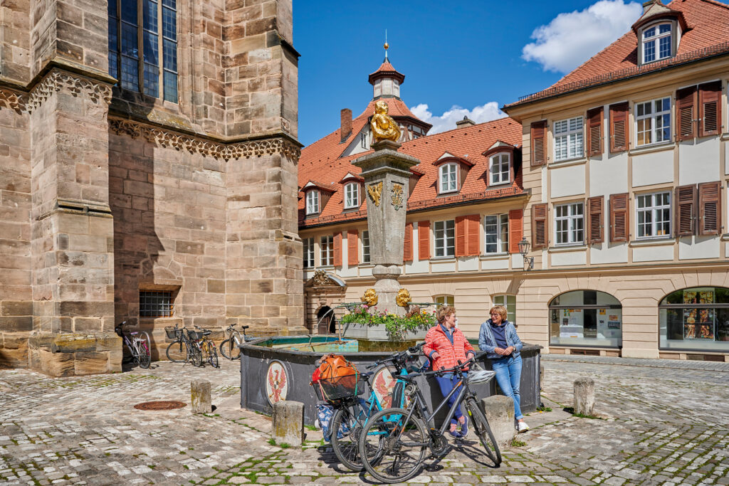 Radpause in der Ansbacher Altstadt mit historischen Gebäuden
