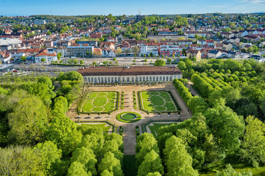 Luftaufnahme des Ansbacher Hofgartens mit Orangerie