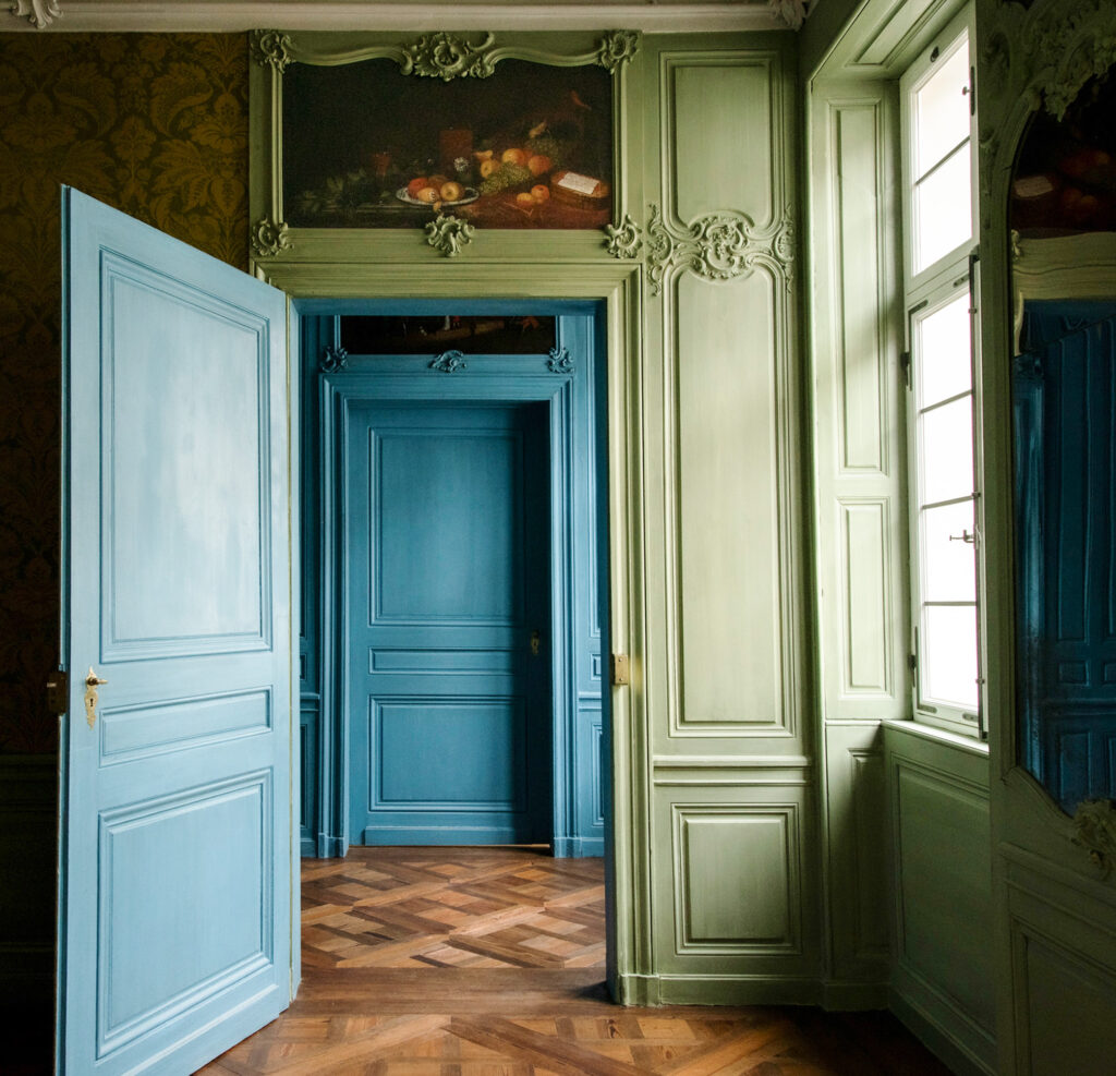 Falkenhausen-Zimmer mit Wandvertäfelung und Rokokodecke im Museum Retti Palais Ansbach