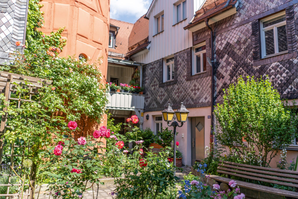 Hinterhof in Fürth mit bunten Blumen und verzierten Gebäuden