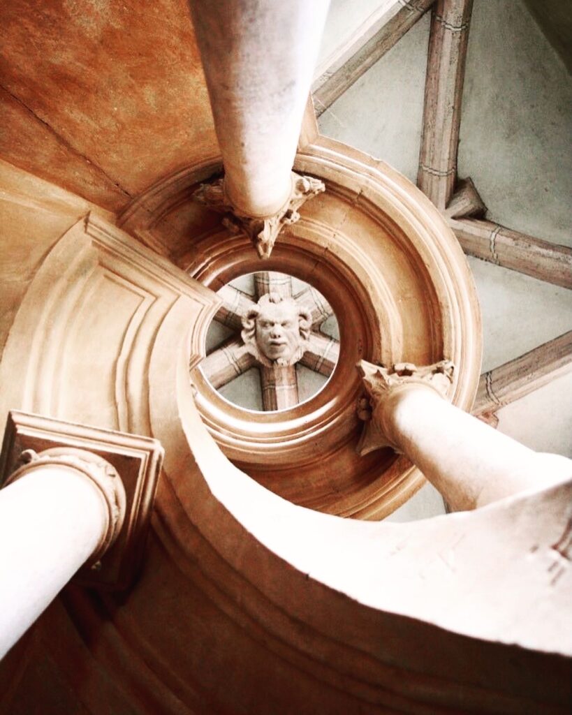 Versteckter Widderkopf am Ende einer Wendeltreppe im Historischen Museum Bamberg