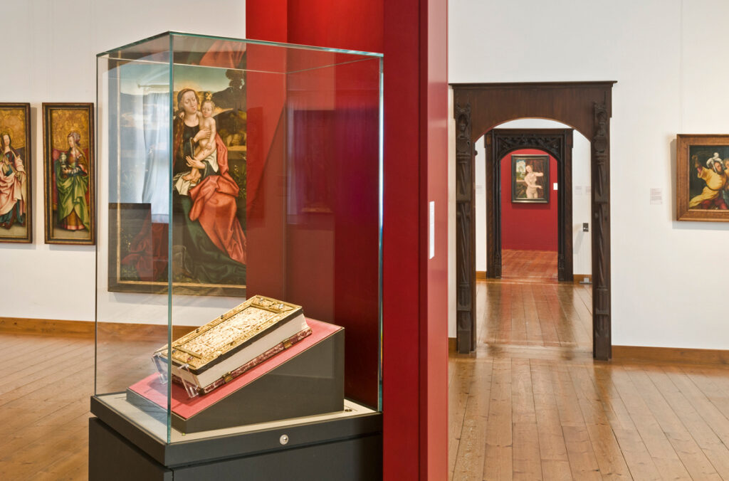 Vitrine in den Kunstsammlungen auf der Veste Coburg