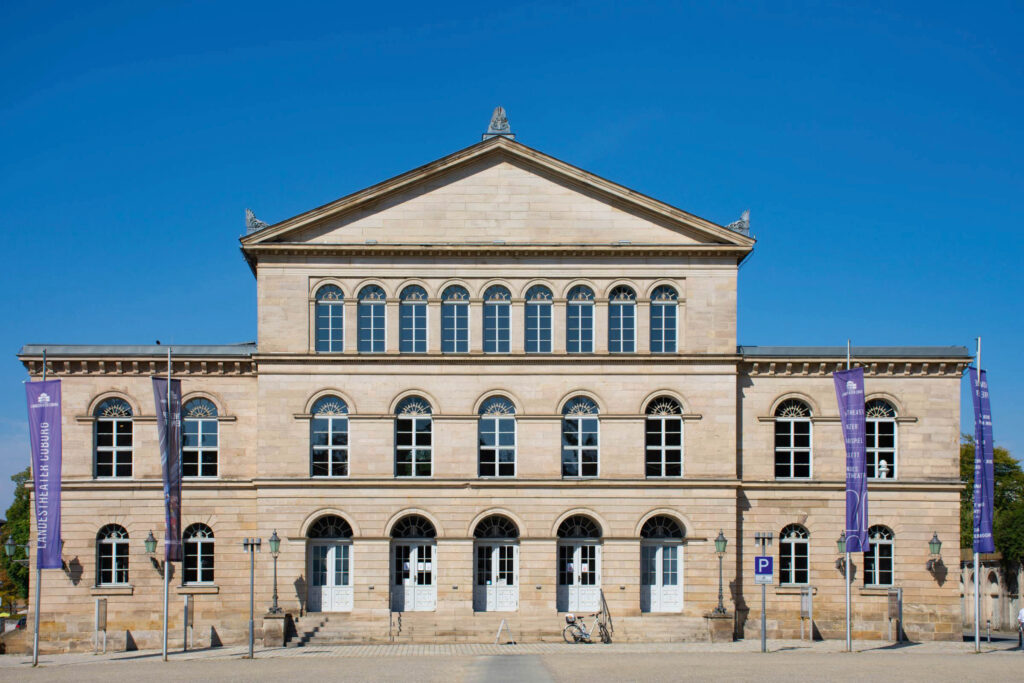 Blick auf das Landestheater am Schloßplatz