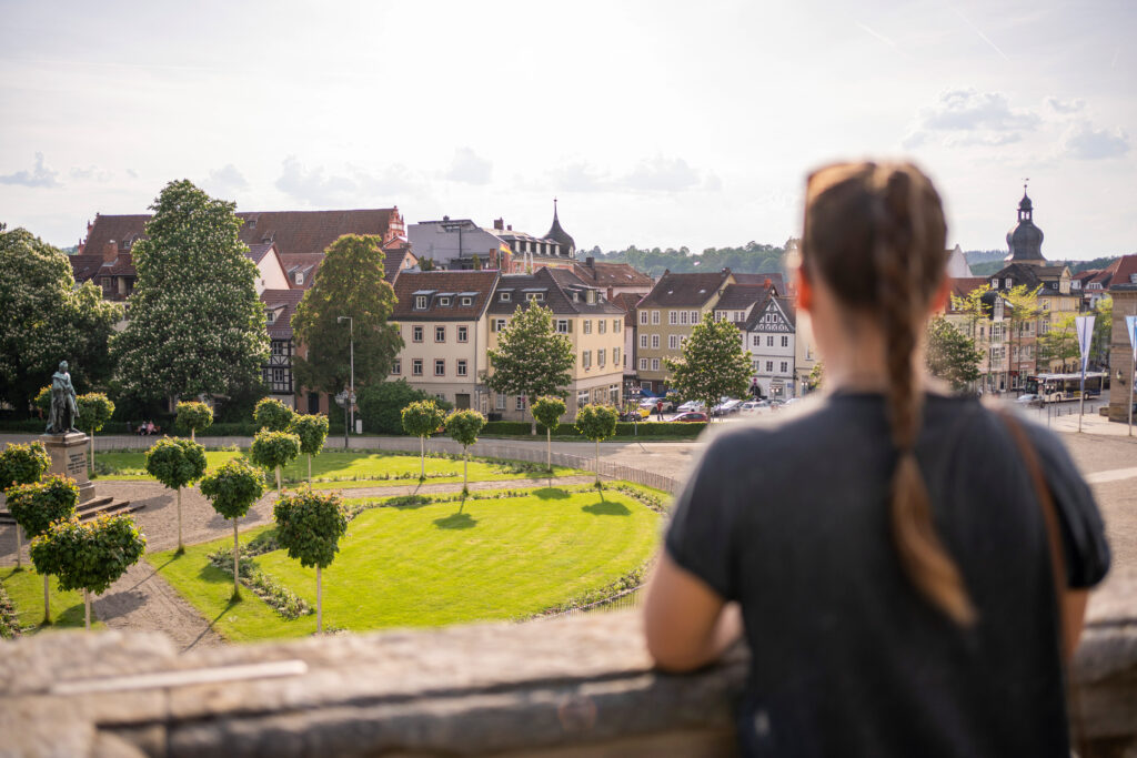 Blick von den Arkaden hinunter auf den Coburger Schlossplatz