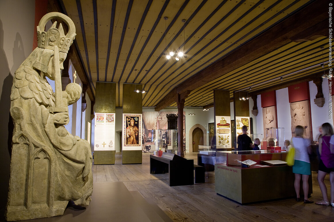 Nürnberg, Kaiserburg, Palas, Kaisersaal, Blick in die Dauerausstellung „Kaiser-Reich-Stadt”