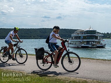 Radeln entlang der Seen - Trimaran am Großen Brombachsee (Fränkisches Seenland)