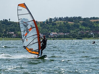 Windsurfer und Kitesurfer nahe dem Seezentrum Allmannsdorf am Großen Brombachsee (Fränkisches Seenland)