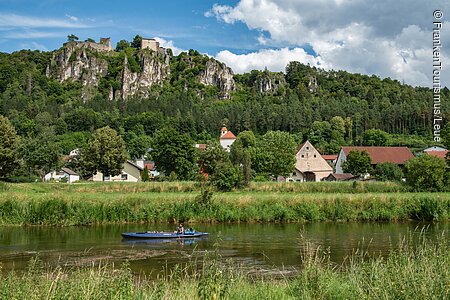 Burgruine Schloss Arnsberg mit Kanufahrer auf der Altmühl (Kipfenberg/Naturpark Altmühltal)