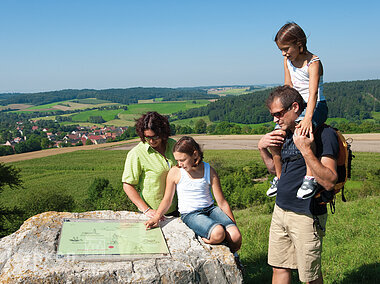 Wandern bei den Ruinen der Katharinenkapelle (Fränkisches Seenland)