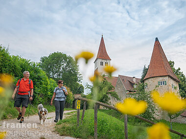 Wanderer mit Hund (Naturpark Altmühltal)