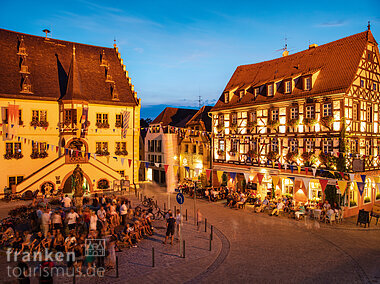 Abendstimmung auf dem Marktplatz (Volkach/Fränkisches Weinland)