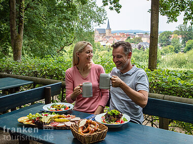 Brotzeit und Kellerbier im Biergarten/Bierkeller St. Georgenbräu (Buttenheim, Fränkische Schweiz)