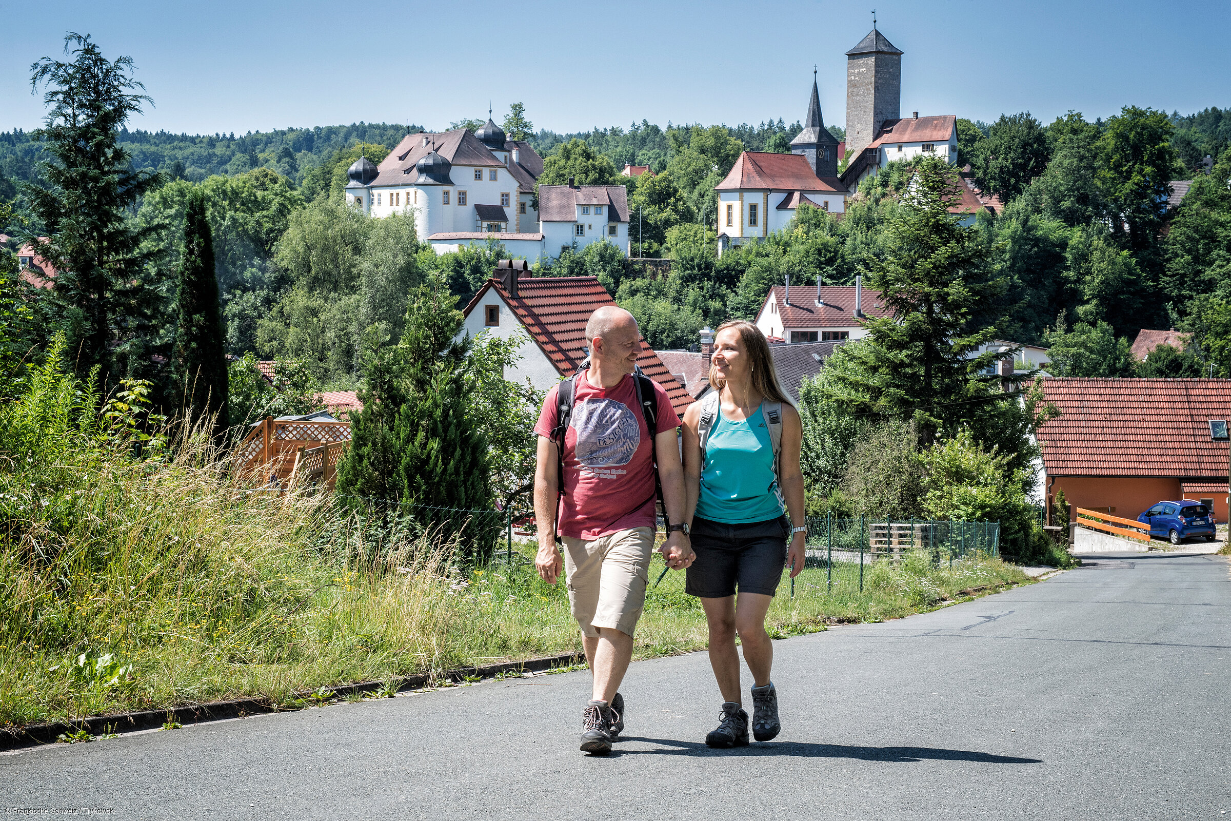 Brauereienwanderweg mit Blick auf Schloss Unteraufseß (Aufseß, Fränkische Schweiz) Brauereienwanderweg mit Blick auf Schloss Unteraufseß (Aufseß, Fränkische Schweiz)