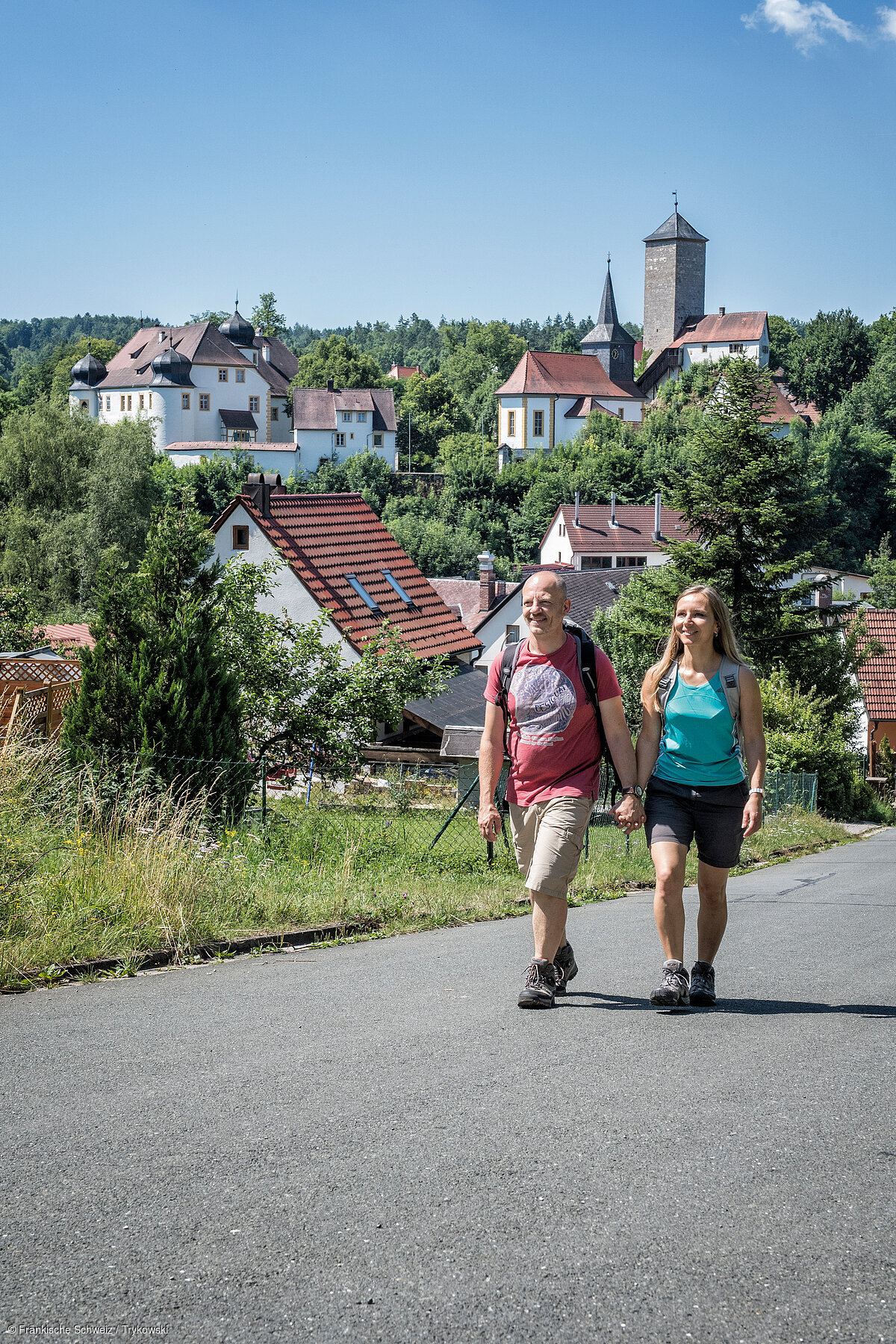 Brauereienwanderweg mit Blick auf Schloss Unteraufseß (Aufseß, Fränkische Schweiz) Brauereienwanderweg mit Blick auf Schloss Unteraufseß (Aufseß, Fränkische Schweiz)