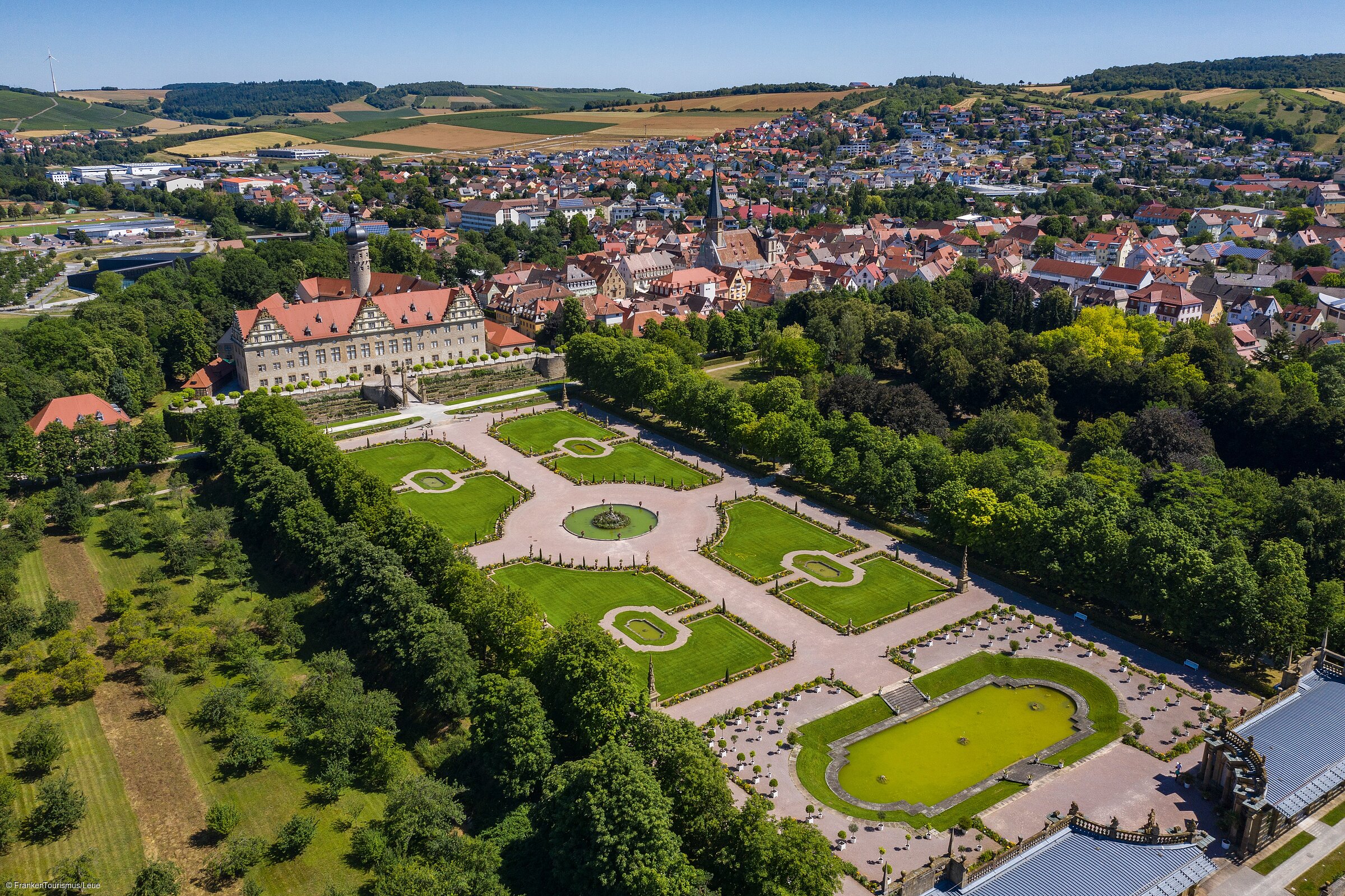 Schloss Weikersheim mit Luftaufnahme Schlossgarten (Weikersheim/Liebliches Taubertal)