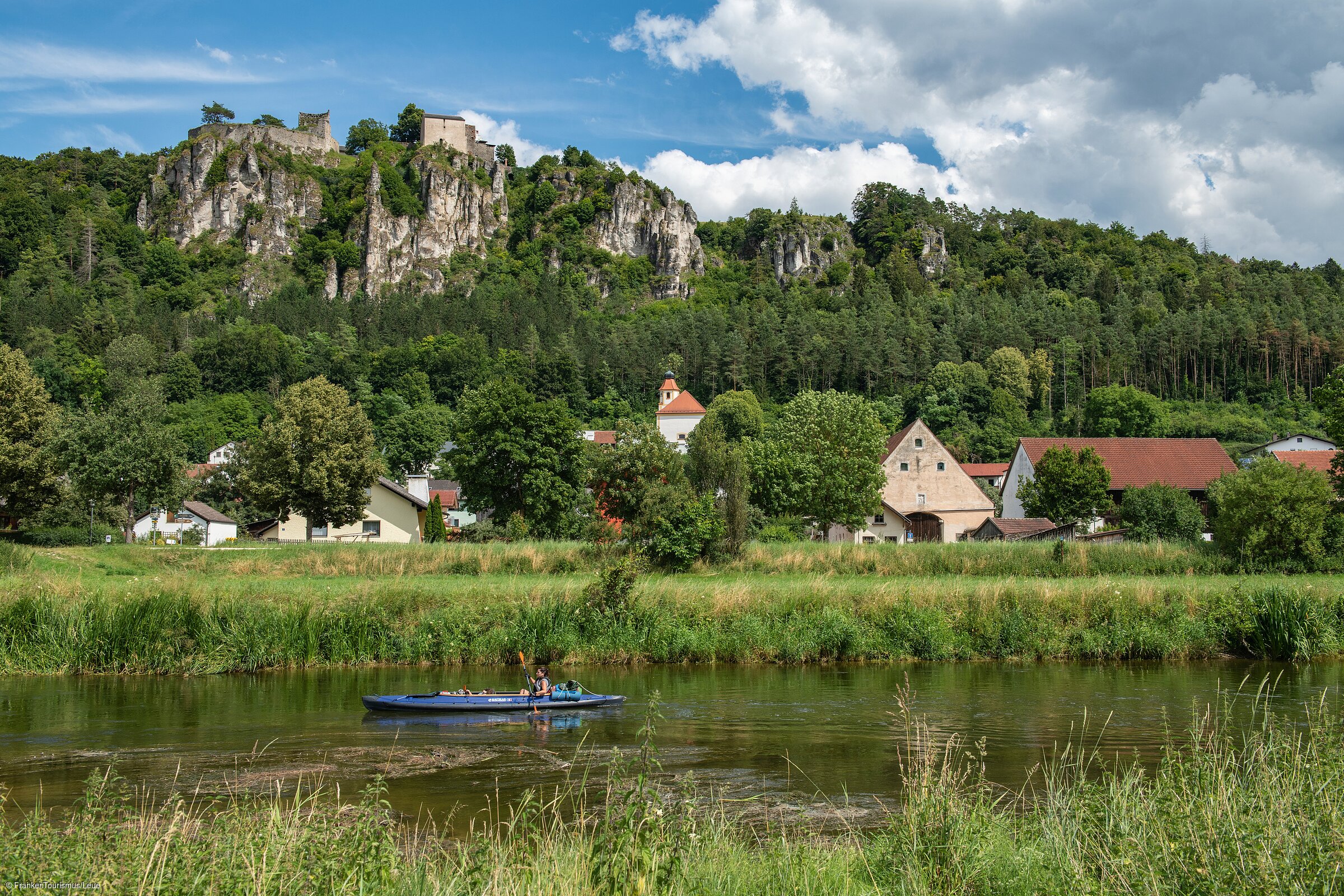 Burgruine Schloss Arnsberg mit Kanufahrer auf der Altmühl (Kipfenberg/Naturpark Altmühltal) Burgruine Schloss Arnsberg mit Kanufahrer auf der Altmühl (Kipfenberg/Naturpark Altmühltal)
