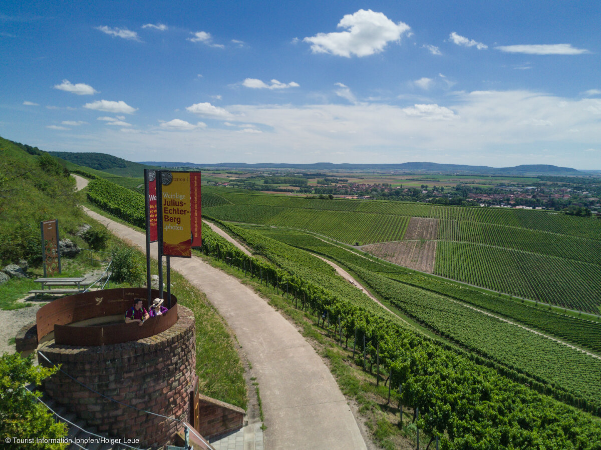 Magischer Blick vom terroir f (Iphofen, Fränkisches Weinland) Magischer Blick vom terroir f (Iphofen, Fränkisches Weinland)