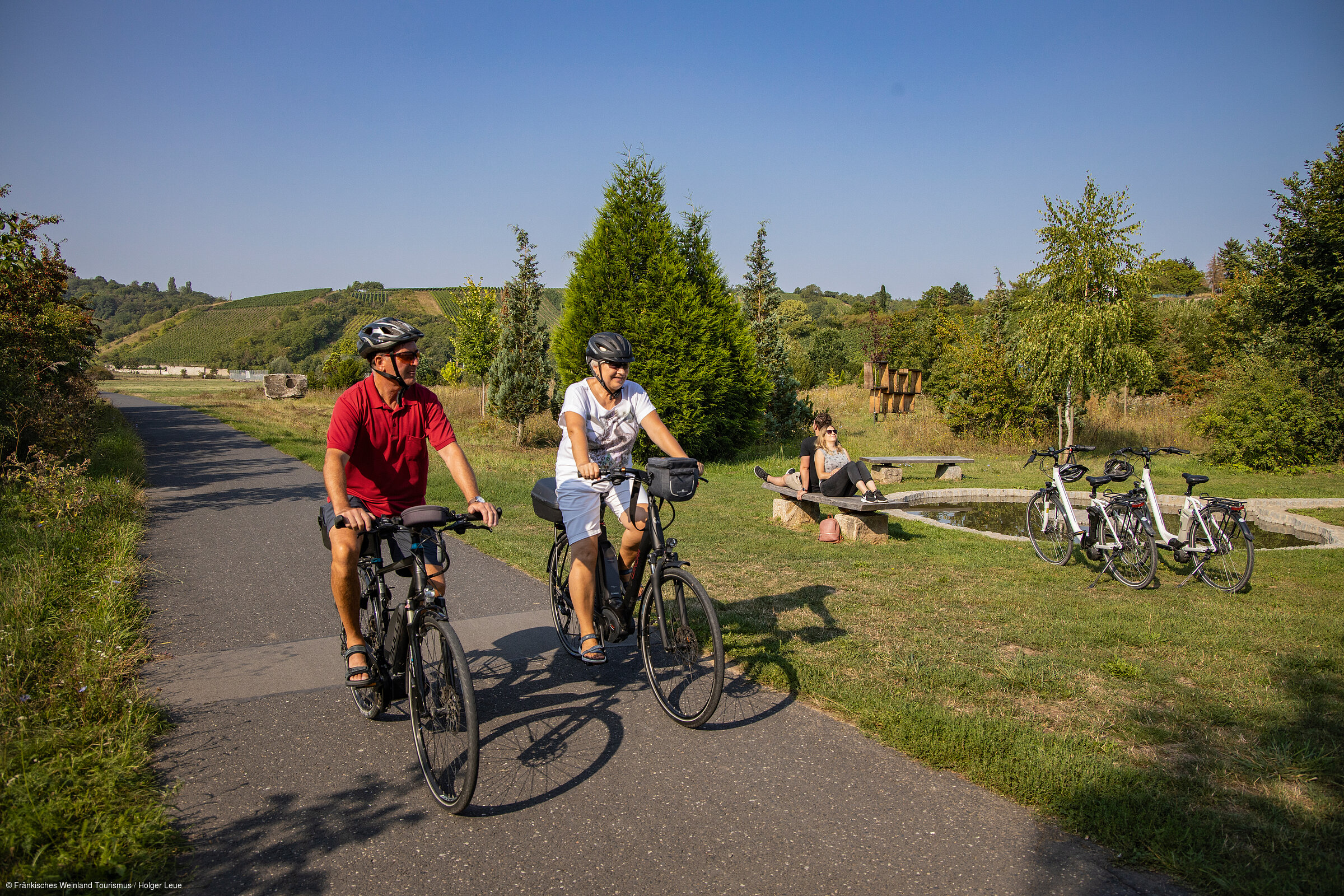 Radfahren auf dem Mainradweg (Dettelbach/Fränkisches Weinland) Radfahren auf dem Mainradweg (Dettelbach/Fränkisches Weinland)