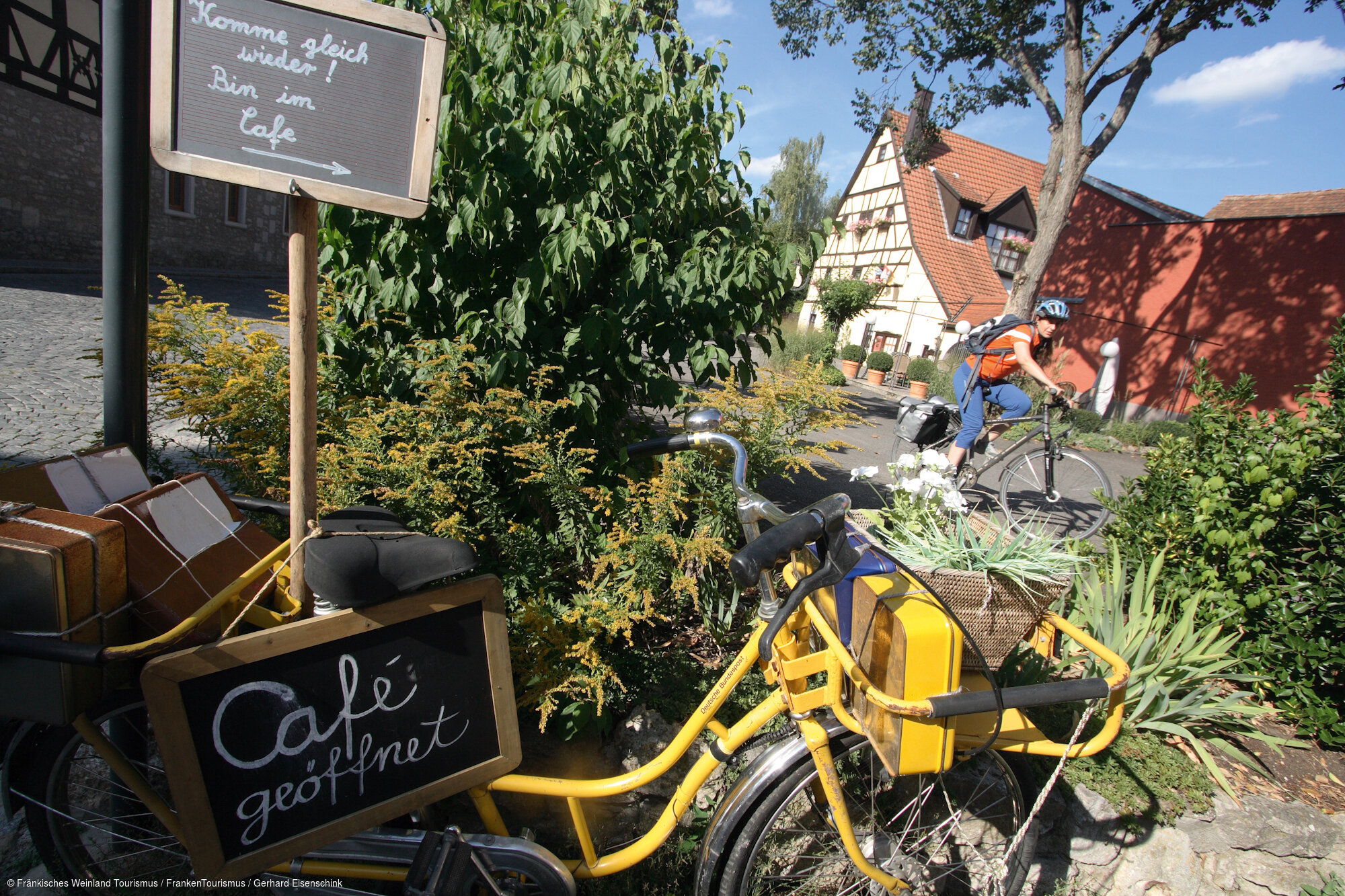 Radlerin in Sommerhausen (Sommershausen/Fränkisches Weinland) Radlerin in Sommerhausen (Sommershausen/Fränkisches Weinland)