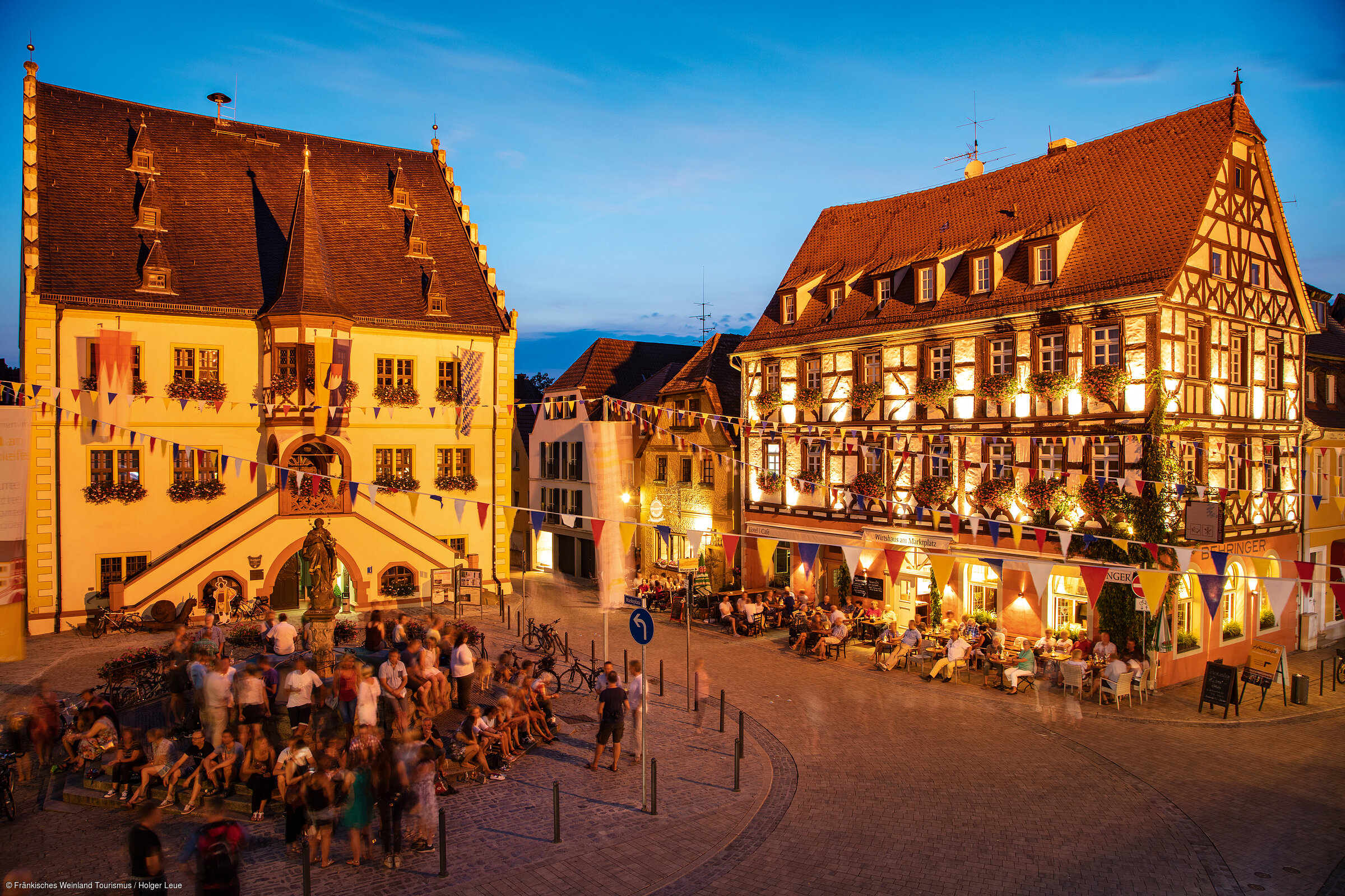 Abendstimmung auf dem Marktplatz (Volkach/Fränkisches Weinland) Abendstimmung auf dem Marktplatz (Volkach/Fränkisches Weinland)
