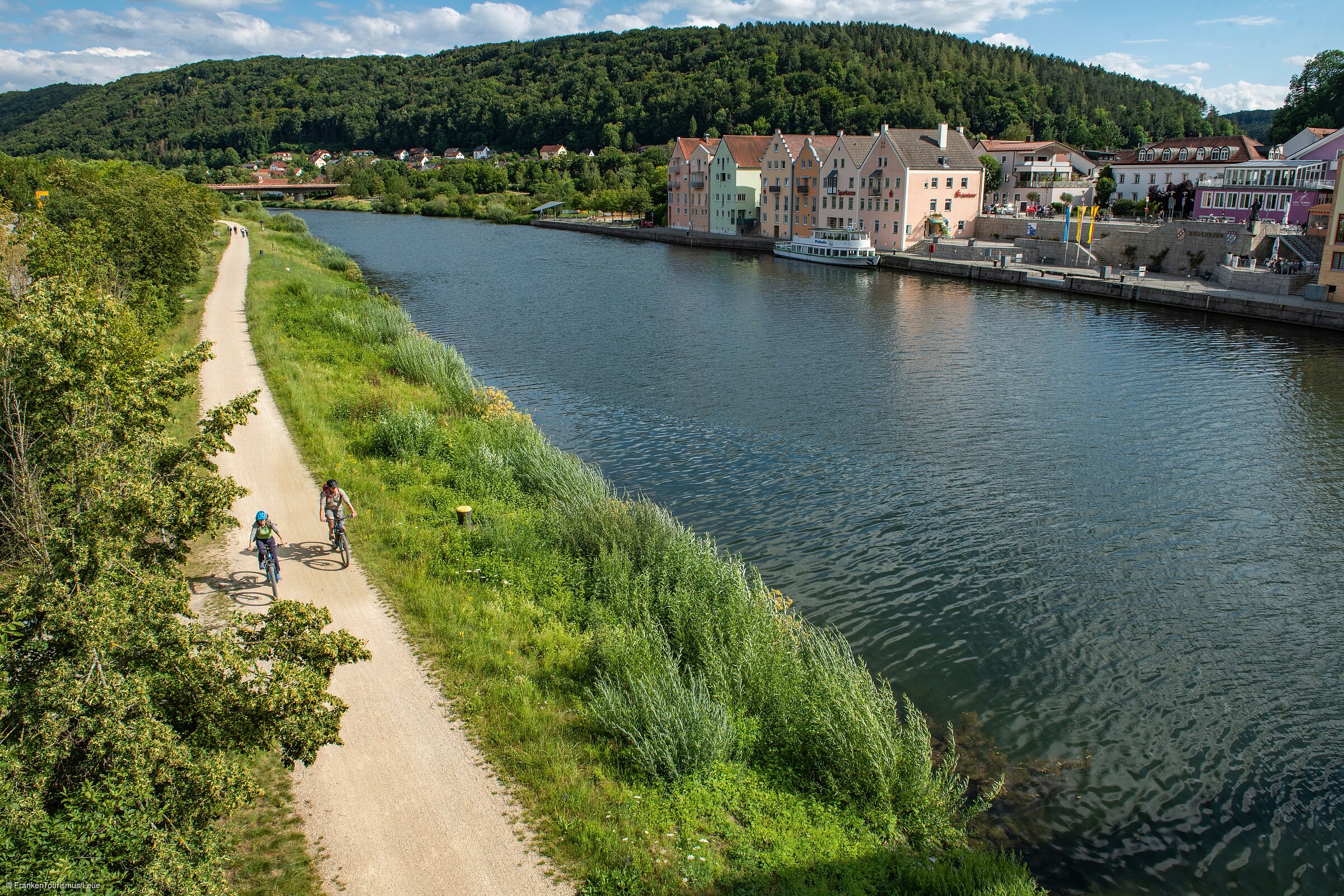 Radler entlang des Main-Donau-Kanals bei Riedenburg (Riedenburg/Naturpark Altmühltal) Radler entlang des Main-Donau-Kanals bei Riedenburg (Riedenburg/Naturpark Altmühltal)