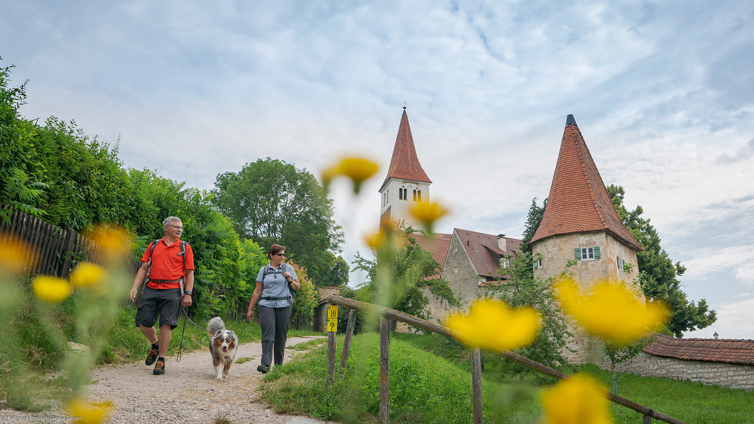 Wanderer mit Hund (Naturpark Altmühltal)