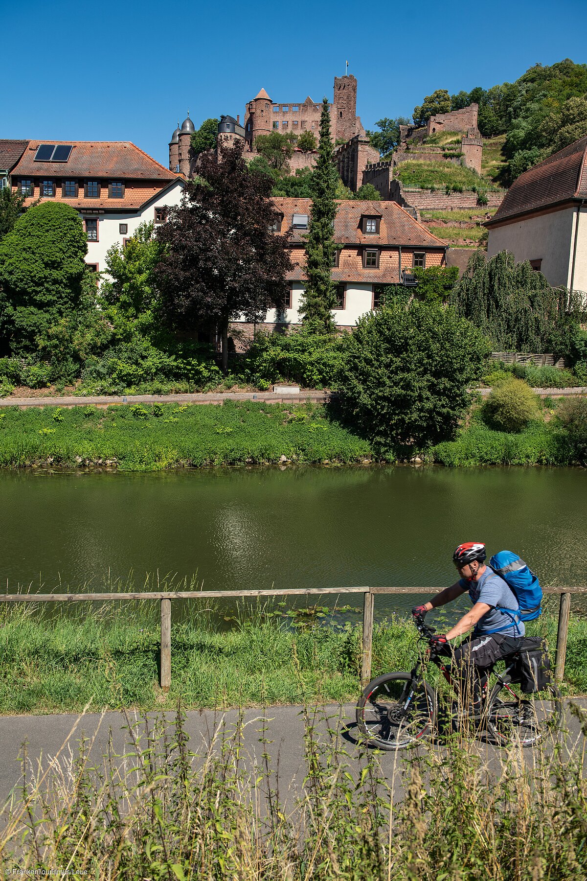 Radler am MainRadweg, im Hintergrund Burg Wertheim (Wertheim/Liebliches Taubertal) Radler am MainRadweg, im Hintergrund Burg Wertheim (Wertheim/Liebliches Taubertal)