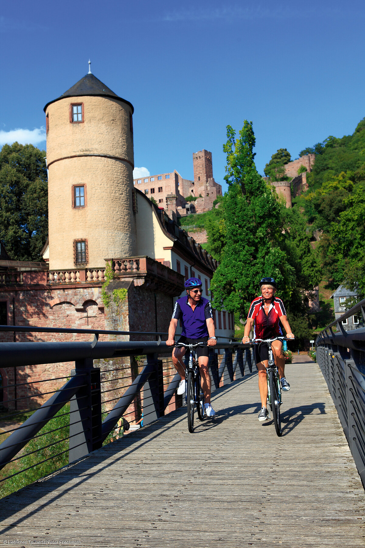 Radfahrer auf der Tauberbruecke vor dem Rathaus (Wertheim/Liebliches Taubertal) Radfahrer auf der Tauberbruecke vor dem Rathaus (Wertheim/Liebliches Taubertal)
