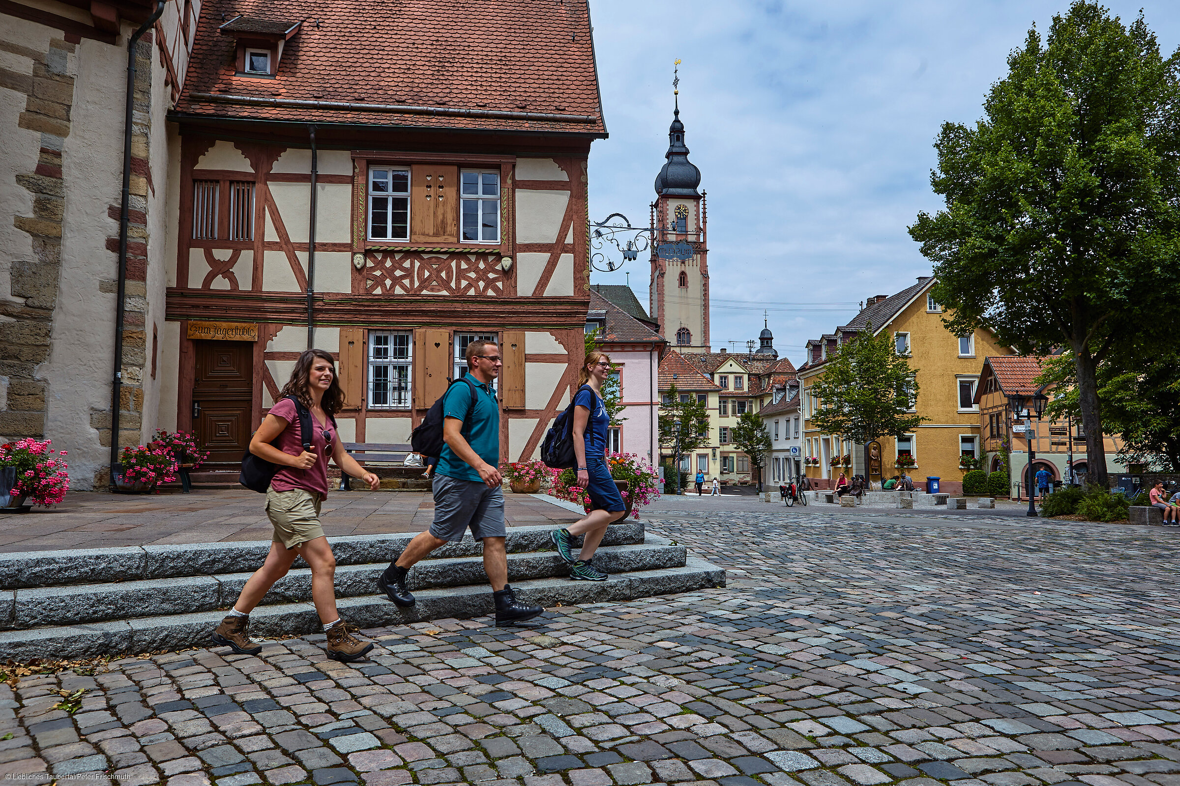 Wanderer vor dem Schloss in Tauberbischofsheim (Tauberbischofsheim/Liebliches Taubertal) Wanderer vor dem Schloss in Tauberbischofsheim (Tauberbischofsheim/Liebliches Taubertal)