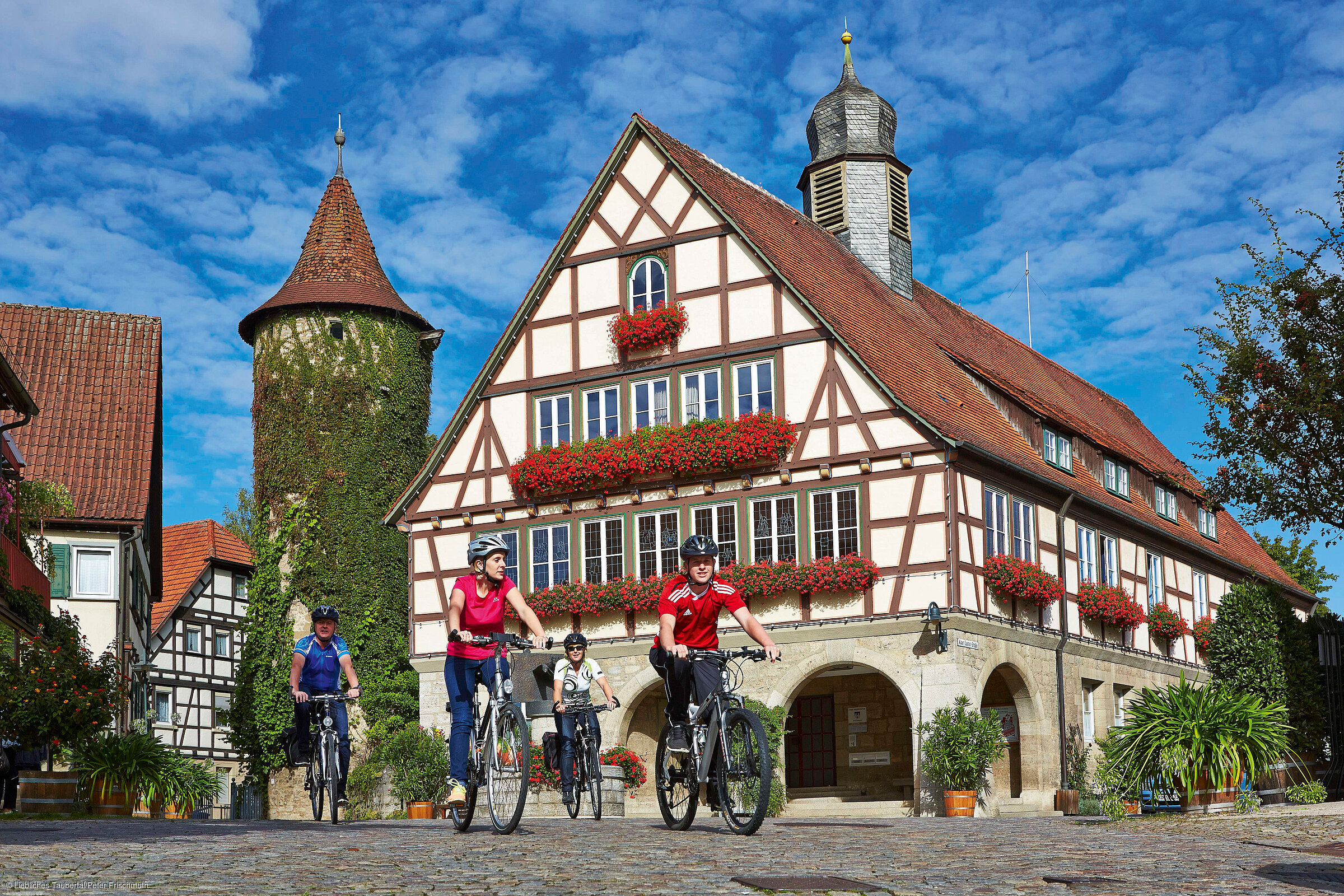 Radfahrer vor dem Rathaus (Liebliches Taubertal) Radfahrer vor dem Rathaus (Liebliches Taubertal)
