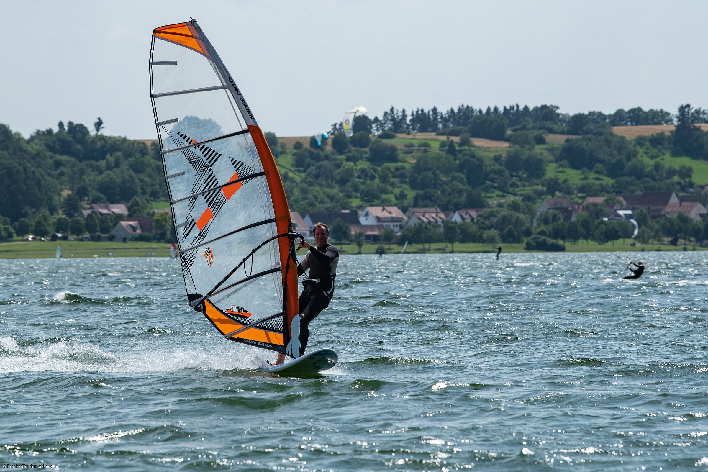 Windsurfer und Kitesurfer nahe dem Seezentrum Allmannsdorf am Großen Brombachsee (Fränkisches Seenland)