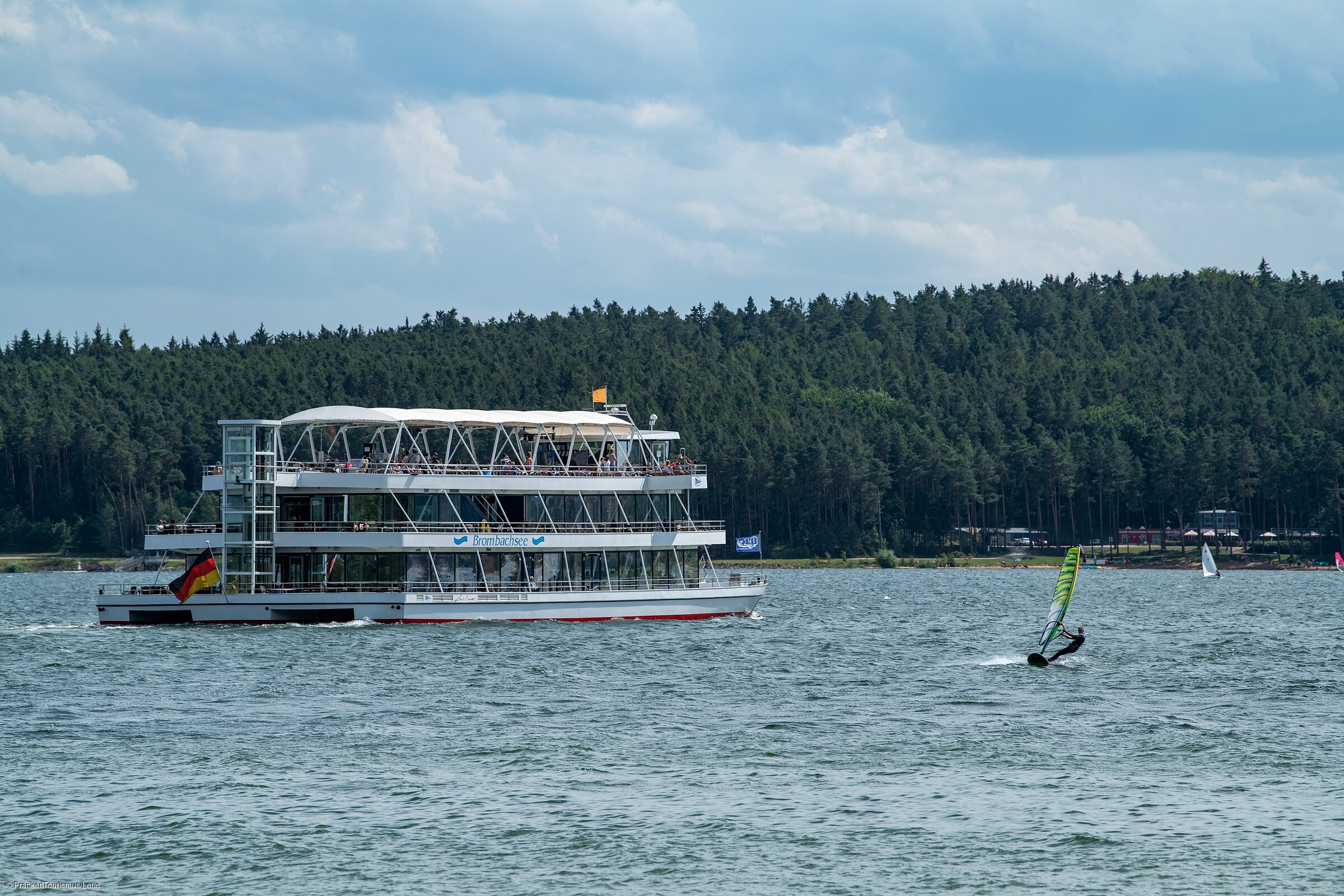 Trimaran am Großen Brombachsee (Fränkisches Seenland) Trimaran am Großen Brombachsee (Fränkisches Seenland)