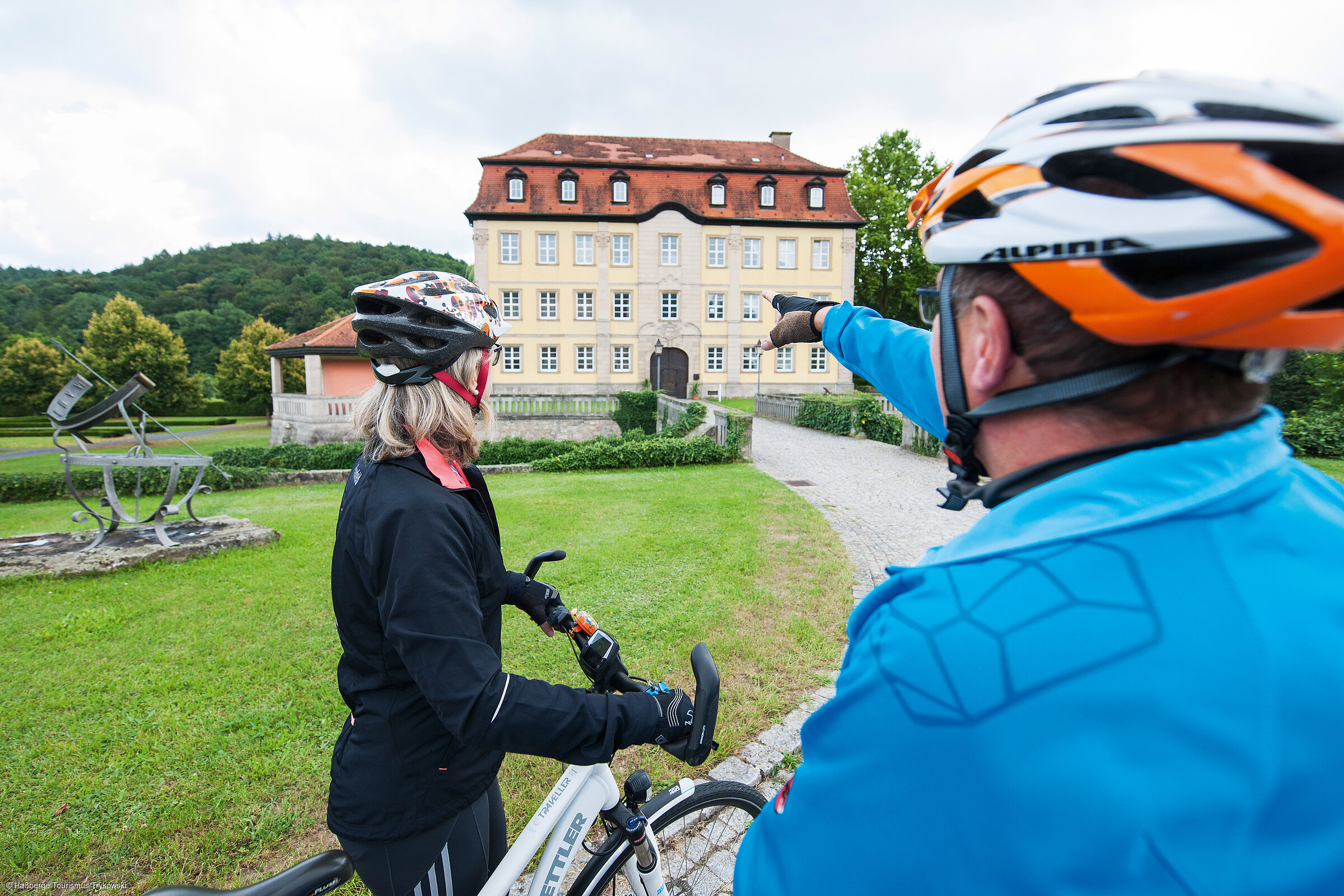 Radfahren mit Blick auf Schloss Gleisenau (Ebelsbach/Hassberge)