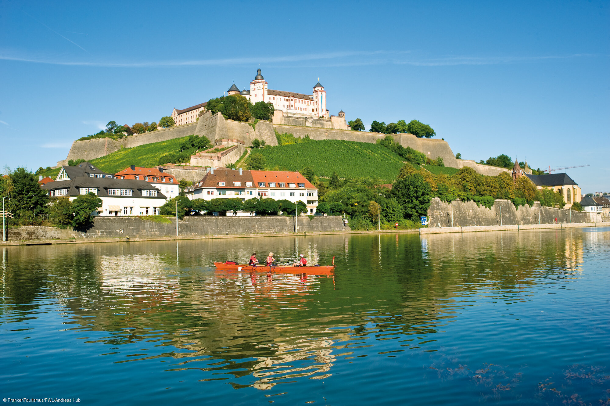 Kanufahrt auf dem Main mit Festung Marienberg im Hintergrund Kanufahrt auf dem Main mit Festung Marienberg im Hintergrund