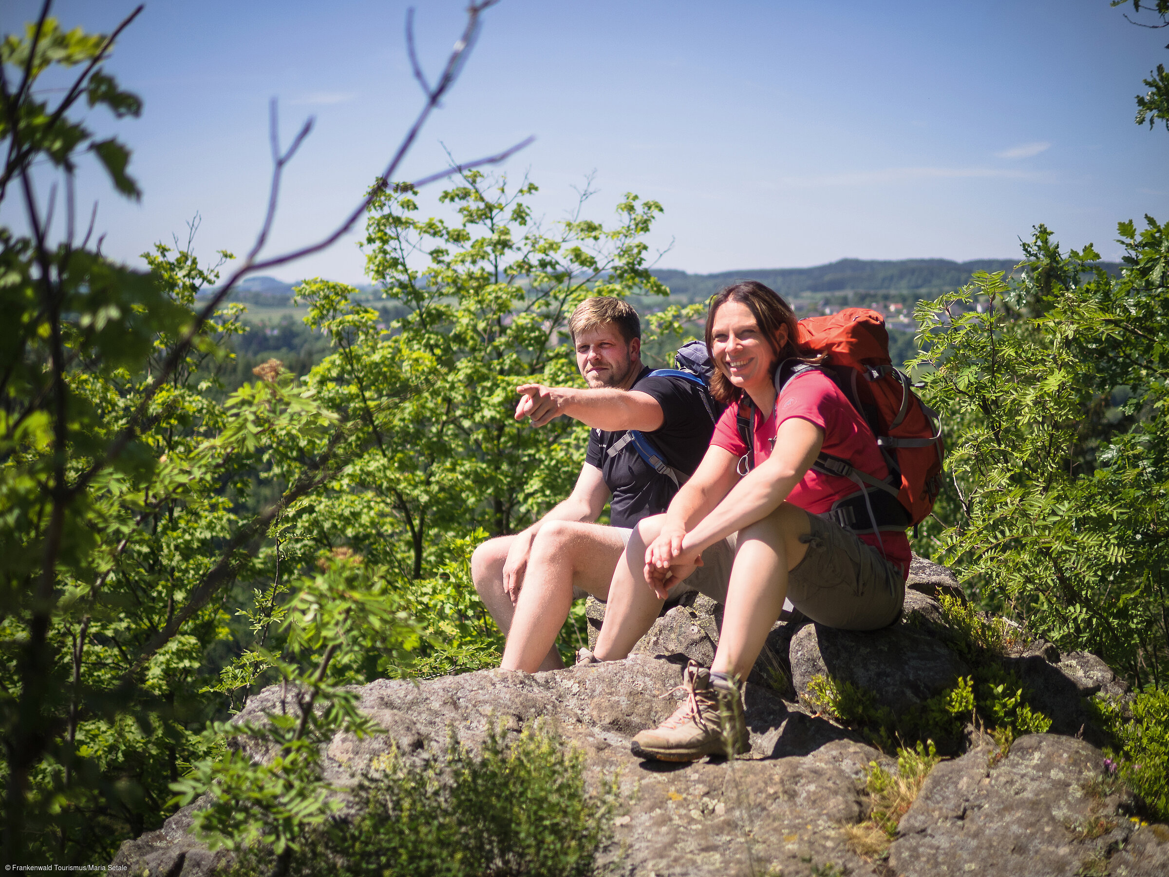 Wanderer auf Aussichtsfelsen (Frankenwald)