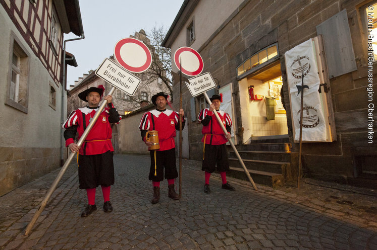 Seßlacher Bürgerwehr vor Kommunbrauhaus (Seßlach, Coburg.Rennsteig)