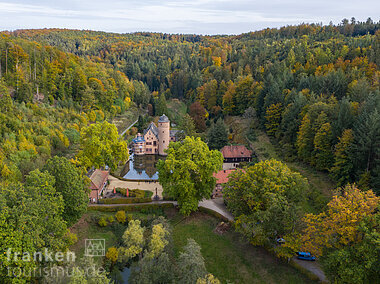 Schloss Mespelbrunn im Herbst (Mespelbrunn/Spessart-Mainland)