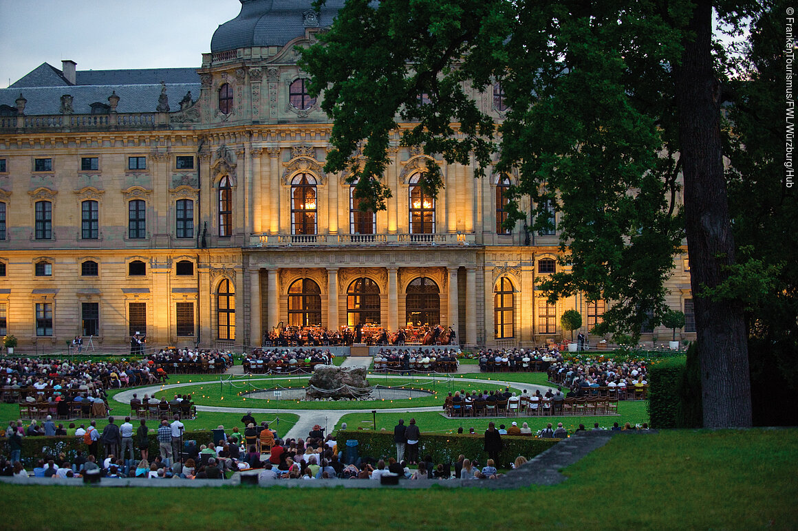 "Kleine Nachtmusik" im Hofgarten der Residenz (Würzburg, Fränkisches Weinland)