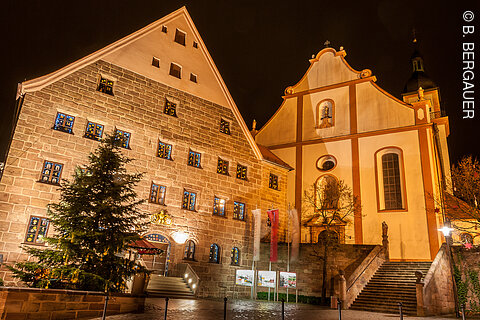 Adventskalender in den Fenstern der Residenz (Hilpoltstein, Fränkisches Seenland)