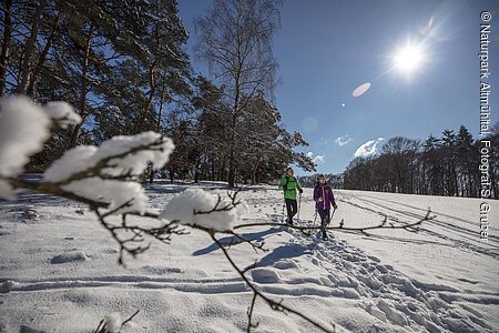 Wanderpärchen unterwegs im Winter auf dem Altmühltal-Panoramaweg (Naturpark Altmühltal)