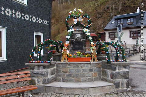 Coburg.Rennsteig, Osterbrunnen in Steinach